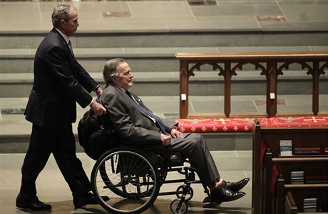 Bývalý prezident USA George Bush starí se synem Georgem Walkerem na pohbu své...