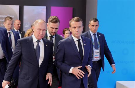 Prezidenti Macron a Putin.