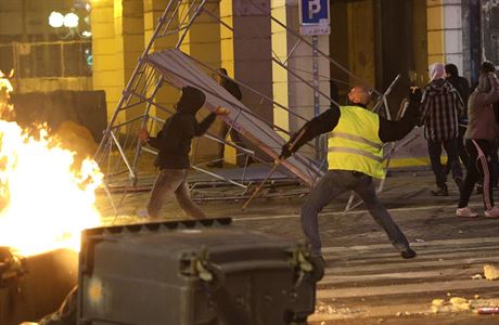 Výtrníci ve francouzském Marseille útoí pomocí kamen a zapalují barikády.