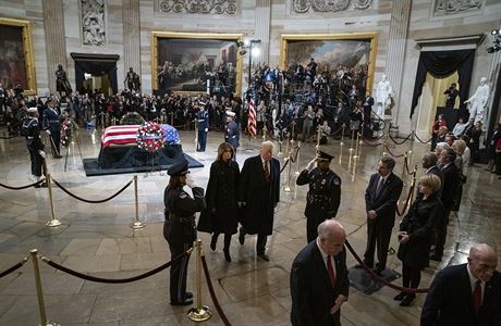 Trump spolu s manelkou Melani v tichosti uctili pamtku zesnulho prezidenta...