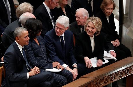 Bval prezidenti USA Bill Clinton a Barack Obama s manelkami na pohbu George...