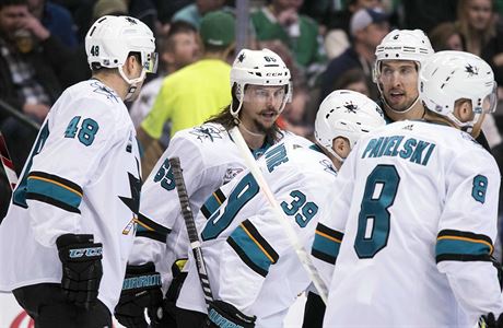 Tomá Hertl (48), obránce Erik Karlsson (65) a  Logan Couture (39).