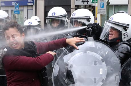 ena v Bruselu dostala bhem protest pm zsah slznm plynem