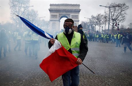 Pařížská policie nasadila při protestech ‚žlutých vest' slzný plyn.  Zadržela 1723 lidí | Svět | Lidovky.cz