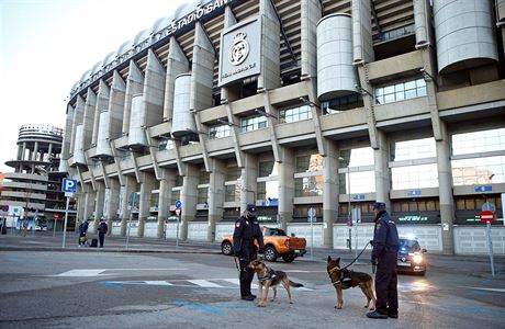 Policisté se psy hlídkuji ped stadionem Santiago Bernabeu v Madridu ped...