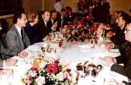 Spolu s Mitterrandem 9. prosince 1988 na francouzské ambasád v Praze posnídali...