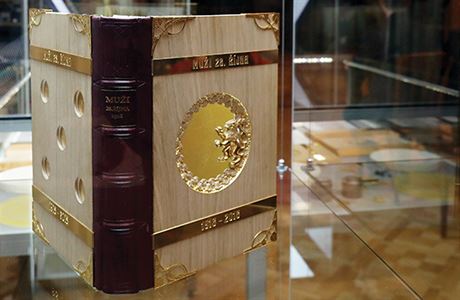 Kniha má obálku z masivního dubu dubového deva kombinovaného s kí a zlatem.
