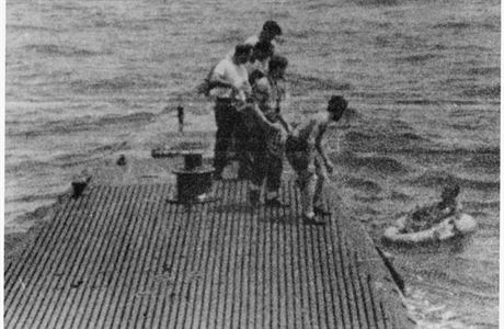 George H.W. Bush je zachraován posádkou ponorky USS Finback.