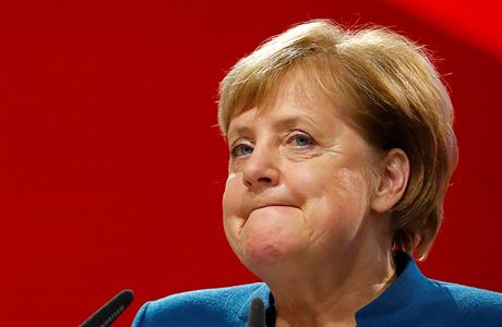 Merkelová, která chce nadále zstat kanclékou, se v ele CDU rozhodla skonit...