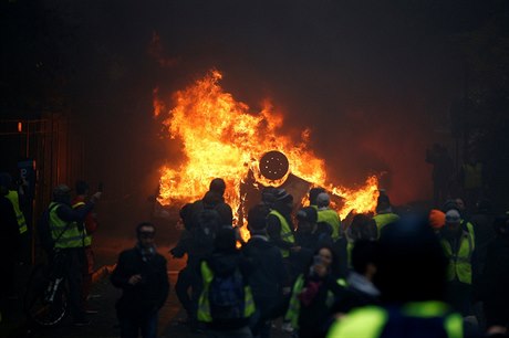 V Paříži se opět bouří dav "žlutých vest" kvůli drahé naftě. V ulicích hořela...