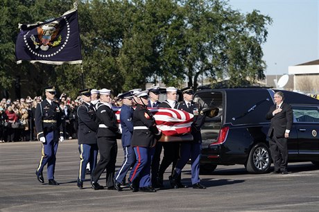 Rakev s pozstatky Bushe starího míí do Washingtonu.