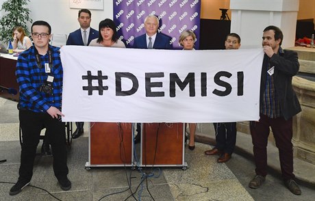 Aktivisté rozvinuli ve Snmovn transparent s poadavkem na demisi premiéra...