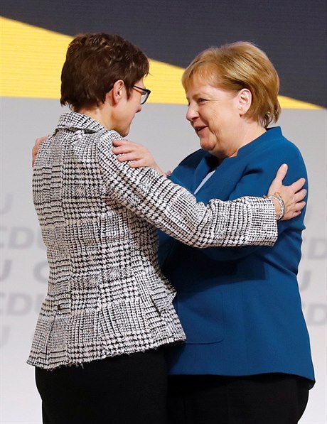 Annegret Kramp-Karrenbauer s Angelou Merkelovou.