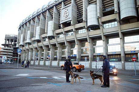Policisté se psy hlídkuji před stadionem Santiago Bernabeu v Madridu před...