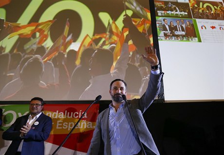 P�edseda ultrapravicové strany Vox, Santiago Abascal ve volebním �tábu po...