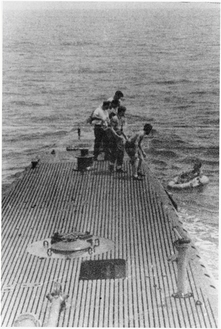 George H.W. Bush je zachraován posádkou ponorky USS Finback.
