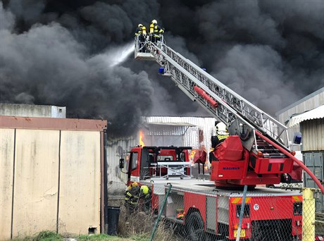 Hasii bojují 4. prosince 2018 s poárem plechové haly v praské Písnici, hoí...