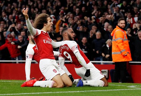 Fotbalisté Arsenalu se radují z gólu Alexandra Lacazzetteho.