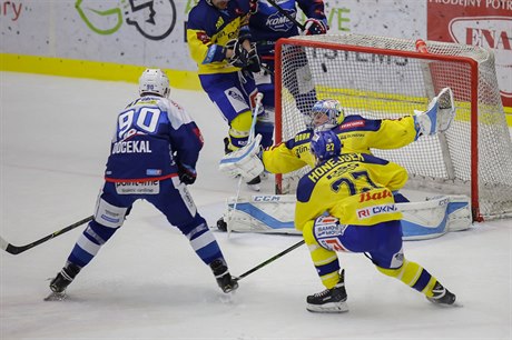 Martin Doekal z Komety Brno dotírá na zlínskou branku.