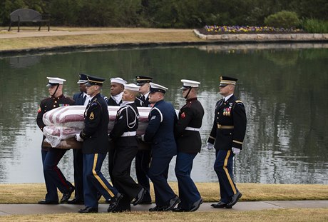 Rakev s ostatky nkdejího amerického prezidenta George H.W. Bushe starího.