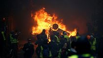 V Paříži se opět bouří dav "žlutých vest" kvůli drahé naftě. V ulicích hořela...