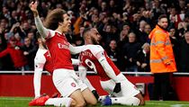 Fotbalista Arsenalu Alexandre Lacazette se raduje z branky v utkn s...