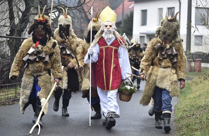 Fotogalerie: Podle lidového zvyku chodí obcí masky sv. Mikuláše, čertů,  smrti a koně po tři...