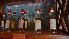 Kolekce ochucených rum� arrangé, typických pro Reunion.