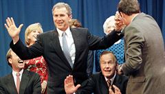 Bývalý prezident USA George Bush star�í se svojí rodinou.