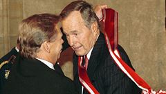 Bývalý americký prezident George Bush starí pebírá ve Vladislavském sále...