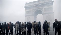 Protesty v Paíi na Champs-Élysées.