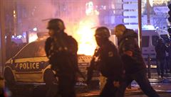Policie zasahuje proti demonstrantm v Marseille, kteí zapálili jejich...