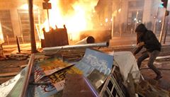 Jeden z protestujících ve francouzské Marseille staví barikádu.