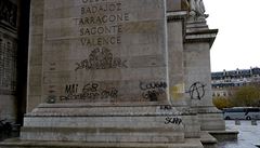 Vítzný oblouk v Paíi poniený grafiti.