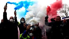 Ve Francii protestovali i řidiči sanitek a středoškoláci