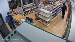 Pi loupeném pepadení benzinové erpací stanice v Nelahozevsi na Mlnicku...