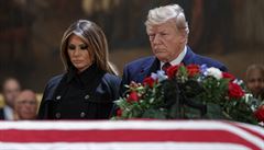 Trump a Melania uctili památku Bushe starího u u jeho rakve.