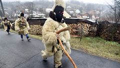 Mui v maskách ert procházeli Lidekem na Vsetínsku pi oslav svátku sv....