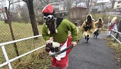 Lidekem na Vsetínsku kadoron pochodují lidé v maskách kon (vlevo), ert a...