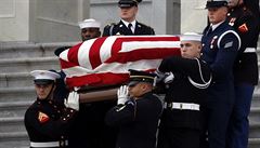 Rakev George Bushe st. zabalená do americké vlajky.