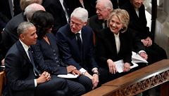 Bývalí prezidenti USA Bill Clinton a Barack Obama s manelkami na pohbu George...