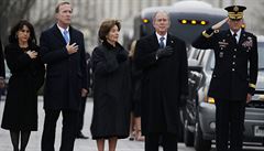 Rodina Bushových, vetn bývalého prezidenta G. W. Bush na pohbu otce Bushe st.