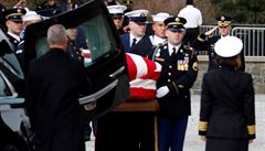Rakev G. Bushe st. zabalenou do americké vlajky nesou vojáci do Národní...