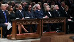 Prezidenti v pední lavici na smutení bohoslub.