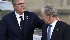 Brati Bushové se vzájemn utují na pohbu otce George.