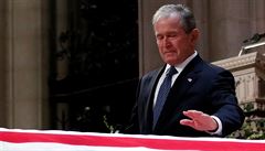 George W. Bush nad rakví svého otce.
