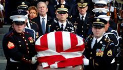 Vojáci odnáí rakev zesnulého prezidenta Bushe st.