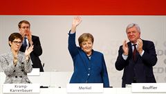Angela Merkelová opoutí po osmnácti letech post kancléky.