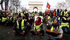 Podle policejní mluví bylo u Champs-Élysées asi 1500 lidí.