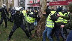Policie v Bruselu se stetla s demonstranty, kteí páchali výtrnosti bhem...